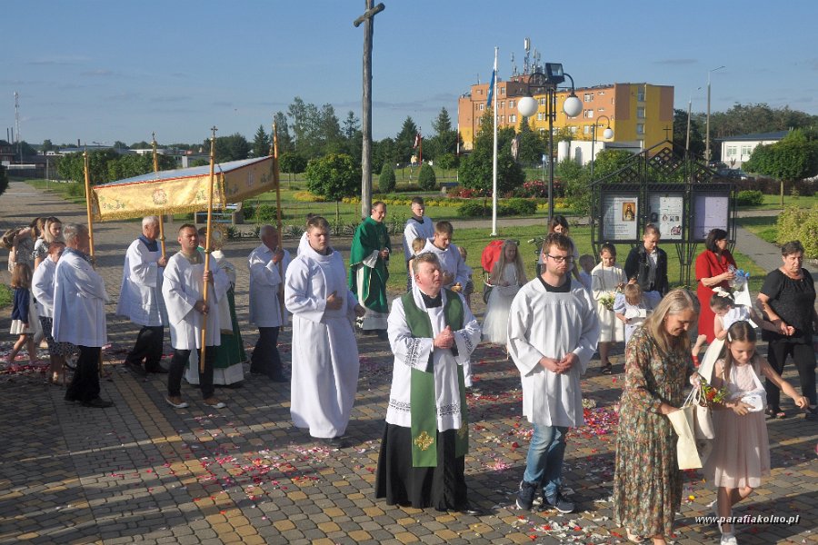 74 Procesja eucharystyczna.jpg